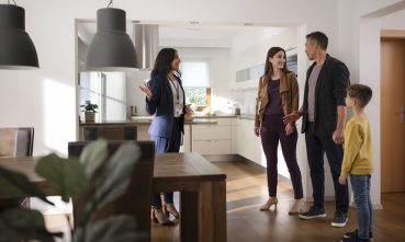 Une famille visite un appartement