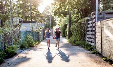 deux jeunes femmes courent dans une ruelle de Montréal